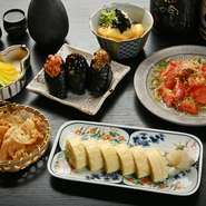 メイン食材には豊かな風味・食感の地鶏を用意。日々最もオススメできる品質の素材を厳選しています。シンプルな串焼きから、唐揚げ、新鮮さを実感できるたたきなど、さまざまな楽しみ方で厳選食材を満喫できます。