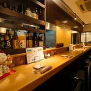 リラックスして鶏やお酒を楽しめるカウンター席もあり、お一人様での来店もオススメ。カウンターは厨房に面しているため、オーダー後のふとした瞬間は、臨場感ある調理風景を間近に一杯楽しめます。