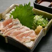 鮮度にこだわりがあるからこそ提供できる逸品。新鮮な鶏ささみを表面をさっと炙り、たたきで提供。醤油やわさびでアクセントを添えていただくのがオススメです。