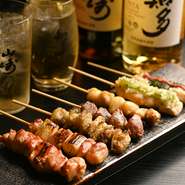 当日仕入れた国産地鶏を使った焼鳥は、串打ち・火入れにもこだわったお店自慢の逸品。イチオシは王道の『ねぎま』。香ばしく豊かな食感のねぎと、鶏の旨みと歯応えの組み合わせが絶妙です。