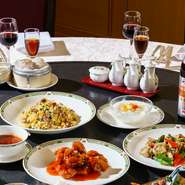 食材のうまみを引き出した121余種の幅広いメニューで広東料理の真髄を味わっていただけます。自慢の点心も豊富に取り揃えております。