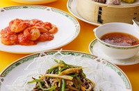 オーソドックスな中国料理を味わえるコース
＜期間：10/1～1/31＞
五種前菜盛り合わせ
キノコ入りふかひれスープ
点心二種盛り
イカと野菜の塩炒め
牛肉の黒胡椒炒め
玉子入り中国粥 腐乳風味
フルーツ入り杏仁豆腐