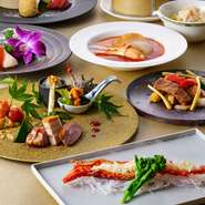 ふかひれ姿煮込みや北京ダック、メイン料理に料理長おすすめの海の幸料理と和牛料理をお楽しみいただけるコースです。