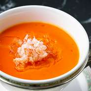 8時間かけて煮込んだ上湯にタラバガニ、ズワイガニの濃厚な旨みと、ふかひれの滑らかな食感が際立つ一品