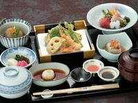 期間:通年
先付・替鉢・造り四種盛り・天ぷら(海老・魚・野菜)・御飯・味噌椀・香の物・デザート