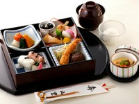 お子様の健やかな成長を願う「お子様膳」をご用意いたします。紅白俵お結び、茶碗蒸し、煮物、海老フライ、和風ハンバーグ。七五三をお迎えになるお子様にはお祝いのお菓子もプレゼント。