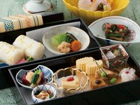 様々な想いが込められた献上博多帯で上品に包んだ重箱ランチです。帯紐をすっと解き開けると彩りあざやかな季節のお料理がお目見えします。