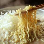 みそ味の〆にオススメ！ 旨味がしみ込んだスープと絡んで、シャキシャキの白髪ネギと一緒にお召し上がりください。