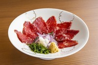 料理長が厳選した熊本直送の馬刺しです。上品な味をぜひご堪能下さい。 写真はタテガミ付き。こちらはタテガミは付きません。