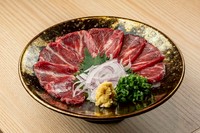 料理長が厳選した熊本直送の馬刺しです。上品な味をぜひご堪能下さい。 
