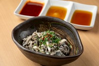 丁寧に下処理されたせんまい刺は臭みも無く絶品！ 当店は、ポン酢、ごま油、特製の辛ダレをご準備しております。