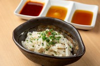 黒せんまいを手作業で手間暇かけて皮を剥いた白せんまい。臭みも無く絶品！せんまいがお苦手な方もお召上がれます。当店はポン酢、ごま油、特製の辛ダレをご準備しております。
