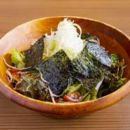 自家製の韓国風ドレッシング（胡麻油、塩）が大変好評です。

