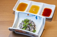 丁寧に下処理されたせんまい刺は臭みも無く絶品! 当店は、ポン酢、ごま油、特製の辛ダレをご準備しております。
