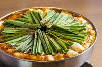 リピーター続出の辛もつ鍋!前田屋秘伝の辛味噌をベースに店主が厳選した数種類の唐辛子を使用。『辛味』『甘味』『旨味』のある前田屋でしか味わう事の出来ないクセになる一鍋です。