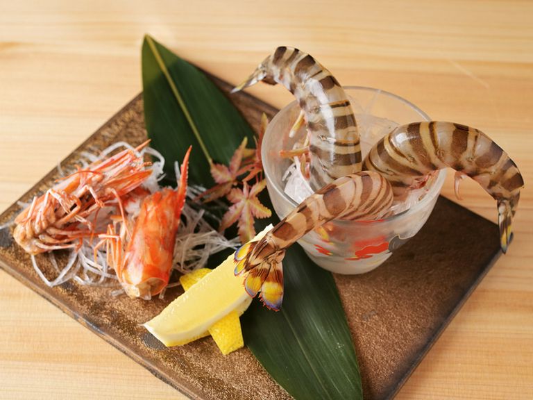 季節の逸品食材が集い、活け海鮮を目の前で調理する演出も人気