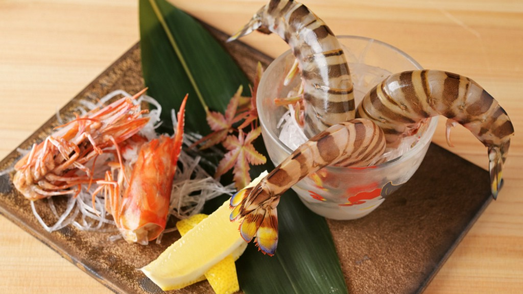 季節の逸品食材が集い、活け海鮮を目の前で調理する演出も人気