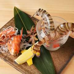 季節の逸品食材が集い、活け海鮮を目の前で調理する演出も人気