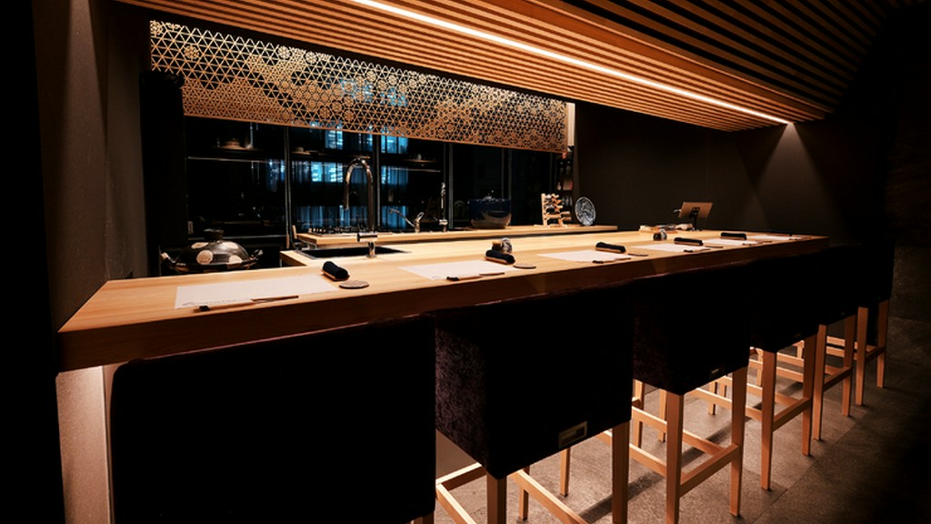 広小路通の洗練されたビルの最上階に大人の隠れ家が佇む