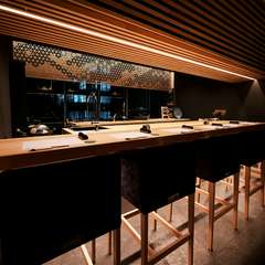 広小路通の洗練されたビルの最上階に大人の隠れ家が佇む