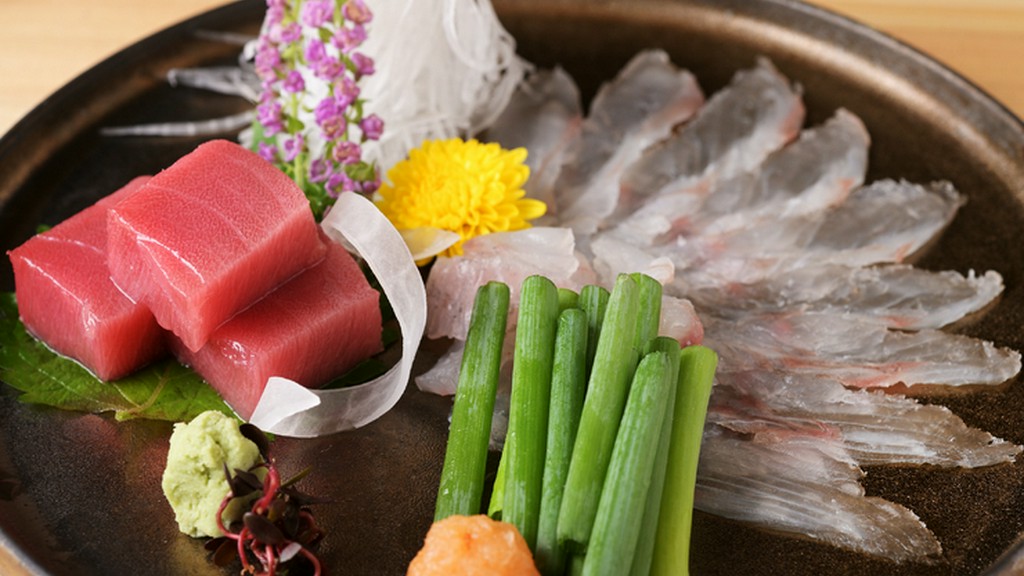 木の美しい意匠、名陶芸家の器など、細部まで本物の贅沢を追求