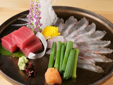 木の美しい意匠、名陶芸家の器など、細部まで本物の贅沢を追求