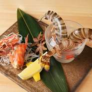 コース前半の山場は、活け海鮮をゲストの目の前で捌いて供するお造り。料理人の包丁技など調理のライブ感も楽しめ、抜群の鮮度とおいしさ！写真の例は『活け車海老踊り食い』で、季節に応じてカニやフグなども登場。