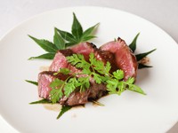 最高ランク和牛の上品で奥深い旨みにうなる『黒毛和牛の焼き物』