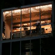 2025年竣工のガラス張りのモダンなビルの最上階にある注目店。料理のおいしさと趣向、リュクスな空間、世界的な陶芸家の器が揃い、特別感がある食体験が叶います。名古屋最旬の美味を楽しむ旅グルメにもオススメ！