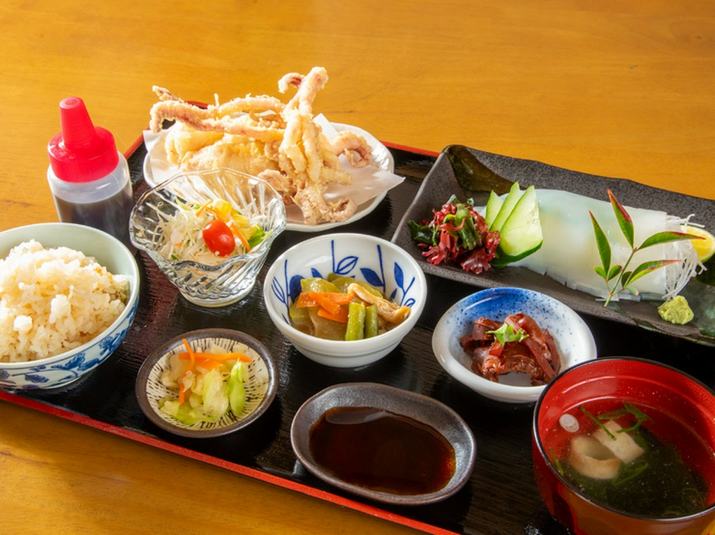 旨い鯛・イカをはじめ、良質な海の食材を定食で味わう