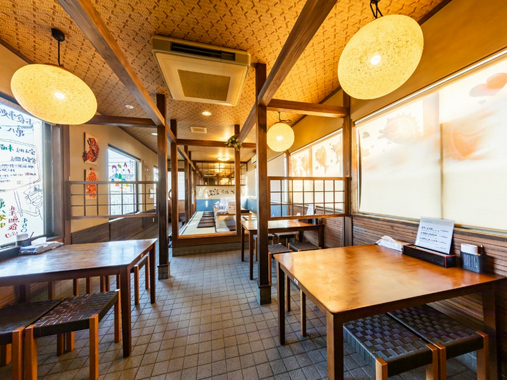 大切な人とのびのび食事を楽しめる店内