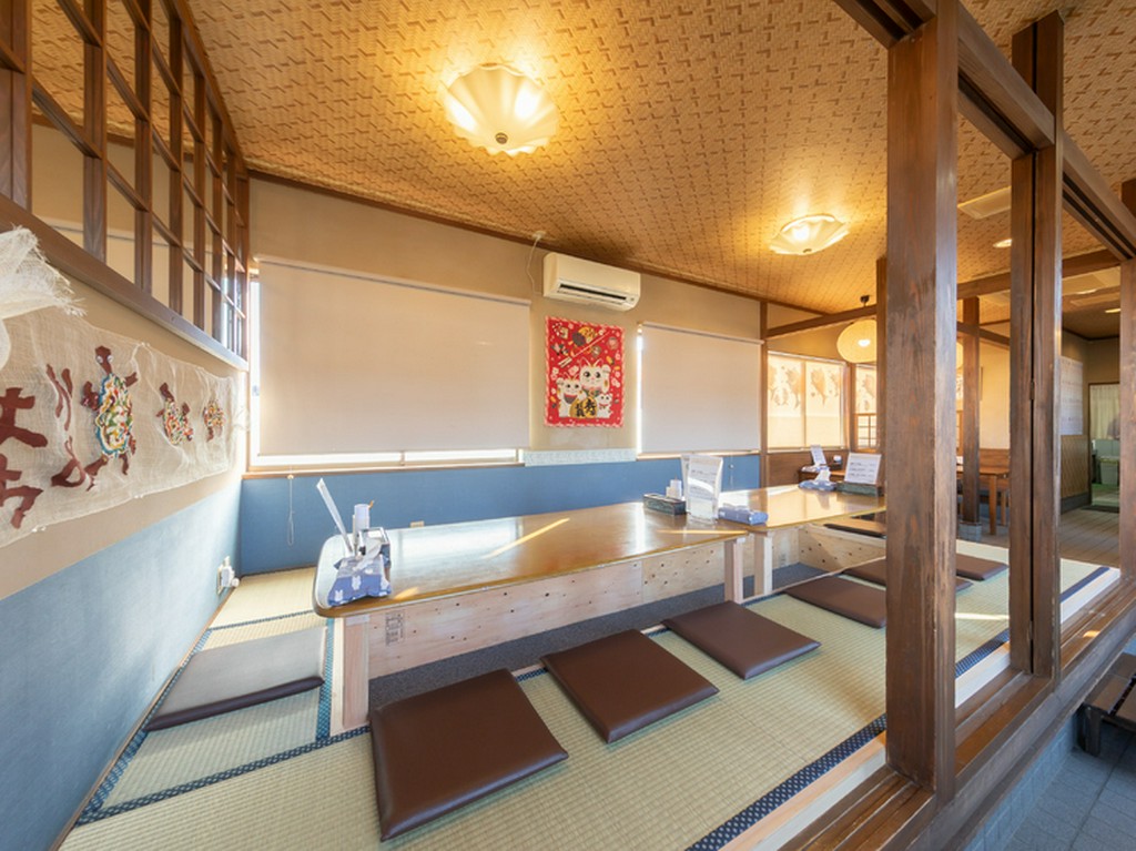 お昼どきのささやかな家族団欒に。ゆったり過ごせる座敷も完備