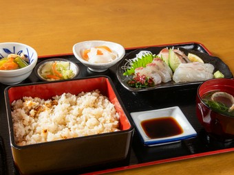 オススメ刺身の食べ比べ『北条鯛めし定食　さしみ』