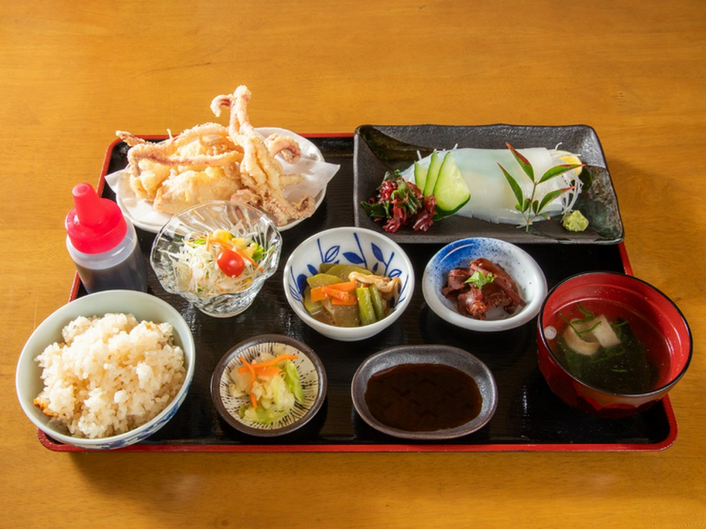 新鮮な鯛、イカ、旬の魚が旨い店