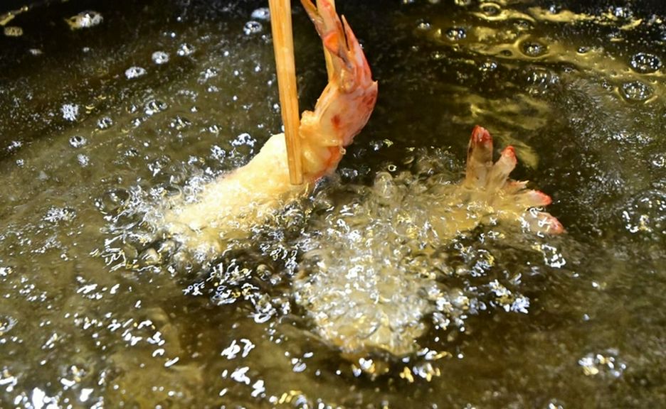 軽やかな口当たりと、素材の旨みを最大限に引き出す「揚げ油」