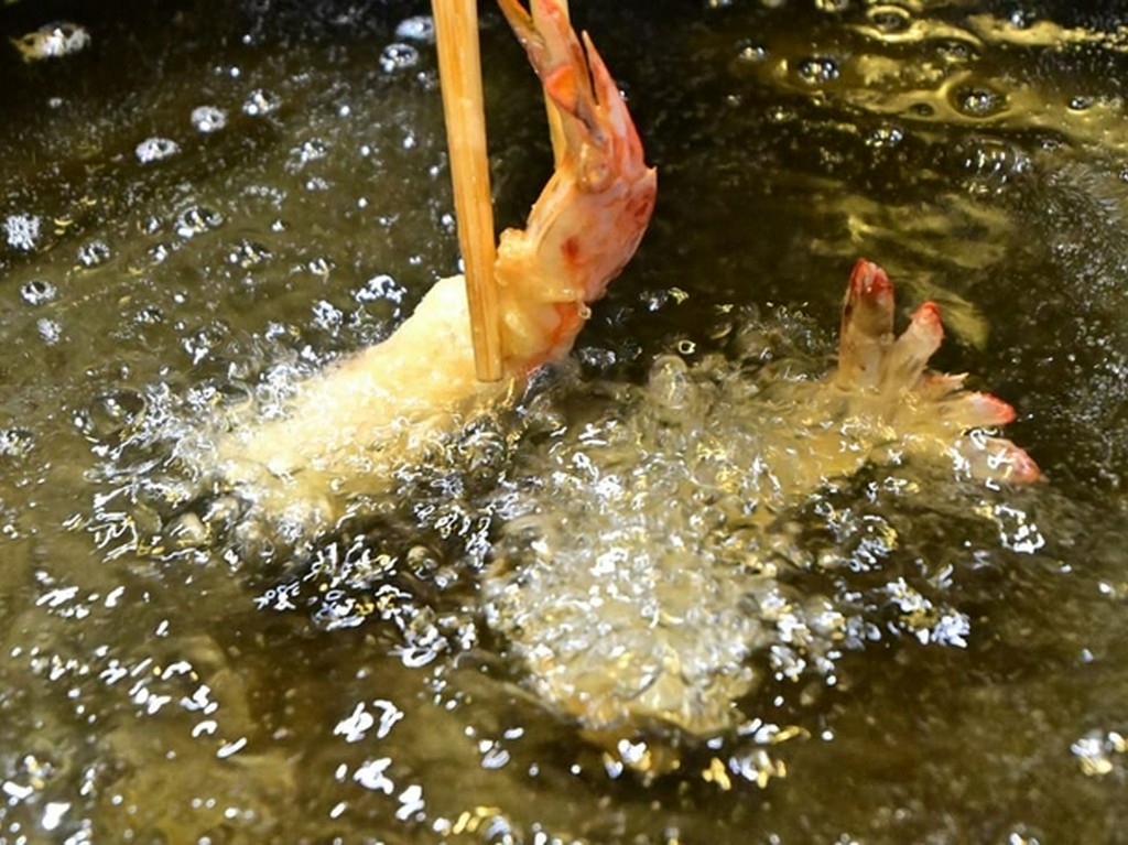 軽やかな口当たりと、素材の旨みを最大限に引き出す「揚げ油」