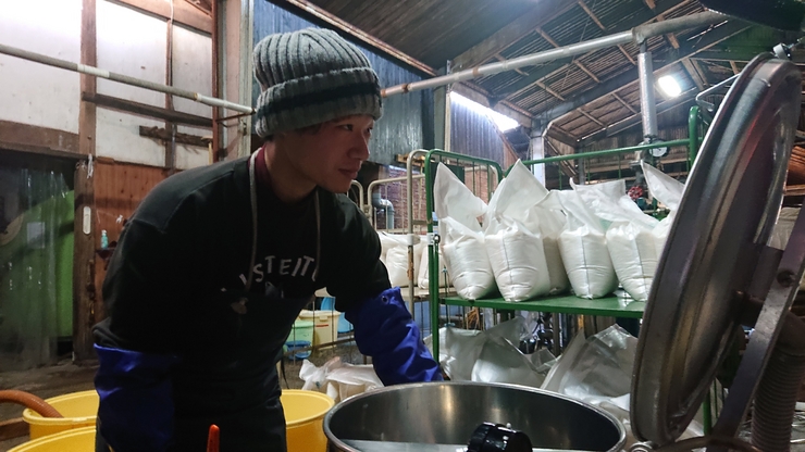 A shop selling locally sourced vegetables and sake directly from breweries.