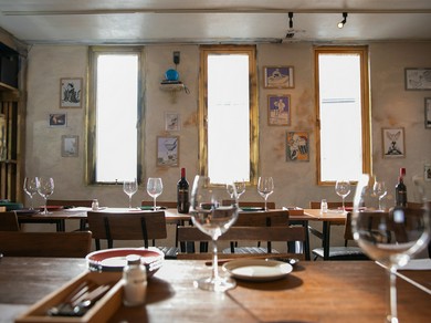 二人の会話も自然と弾む、カジュアルな雰囲気が魅力