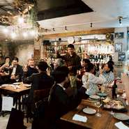 最大60名まで収容可能な広々とした空間で、おひとり5000円～（飲み放題付き）の宴会が可能です！
お酒を飲まれる方も飲まれない方も、もちろん日本酒好きの方にもお楽しみいただけるコースをご用意しています！