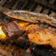 ＜炭火焼きメニューについて＞
・旬の魚の炭火焼き　1180円～
・牛肉のハラミわさび添え　1580円
・有田鶏の一夜干し　980円

※当日の仕入れ・食材によって内容は異なります。詳細は店内ご案内をご覧ください。