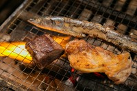 ＜炭火焼きメニューについて＞
・旬の魚の炭火焼き　1180円～
・牛肉のハラミわさび添え　1580円
・有田鶏の一夜干し　980円

※当日の仕入れ・食材によって内容は異なります。詳細は店内ご案内をご覧ください。