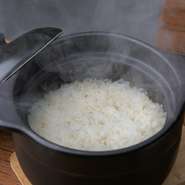 土鍋でふっくらと炊き上げたご飯は、お食事の締めくくりの品としても評判の逸品。最後の一口までゲストの心を満たしてくれます。土鍋ご飯を中心に、イチオシメニュー満載のコース料理もオススメです。