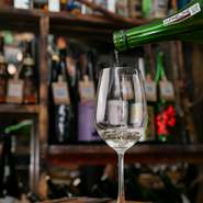 佐賀県の地酒をはじめ、全国各地の日本酒を楽しめるほか、飲みやすい日本酒サングリアなども用意。さまざまなスタイルで“日本酒を楽しく”味わえます。