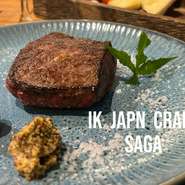 柔らかい和牛の赤身を炭火でじっくり焼き上げました。
さっぱりレモンと相性最高です