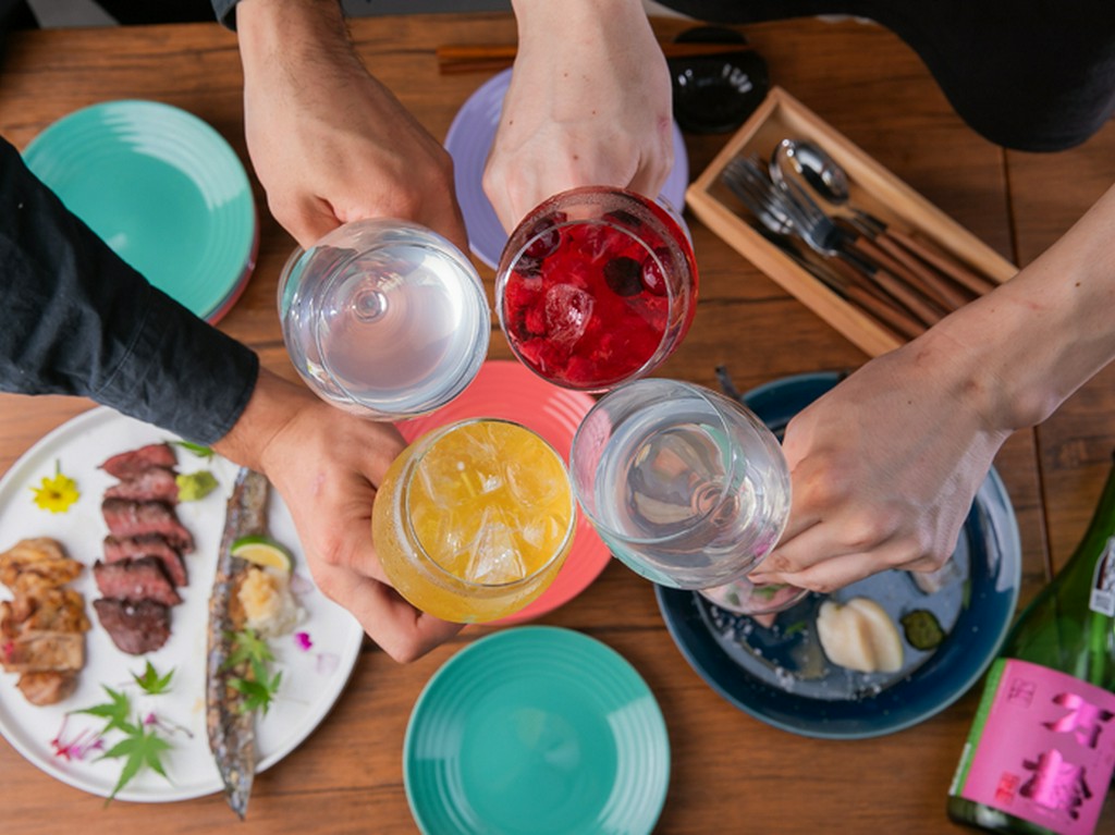 仲間たちと"日本酒を楽しく"各宴会に活躍の『飲み放題付きコース料理』