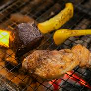 旬の鮮魚や牛ハラミなど、選び抜かれた食材を炭焼きで提供。肉・魚・野菜など、それぞれの素材の持つ旨みに香ばしさが加わることで、味わい深い逸品に。当日のオススメは店内にて確認を。