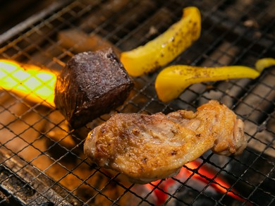 選りすぐりの素材に香ばしさをプラス『旬の食材を使った炭火焼き』