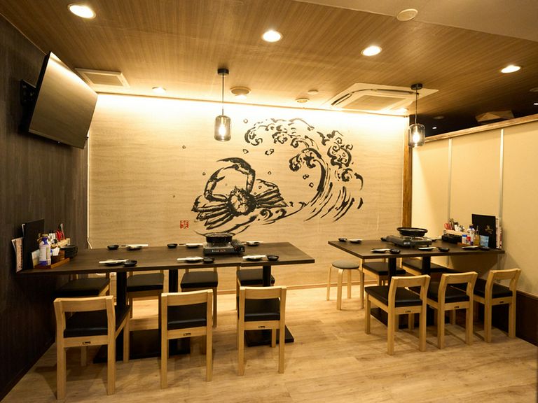 品川駅すぐ。上質な和の空間で、とろける蟹と旬海鮮、銘酒に酔う