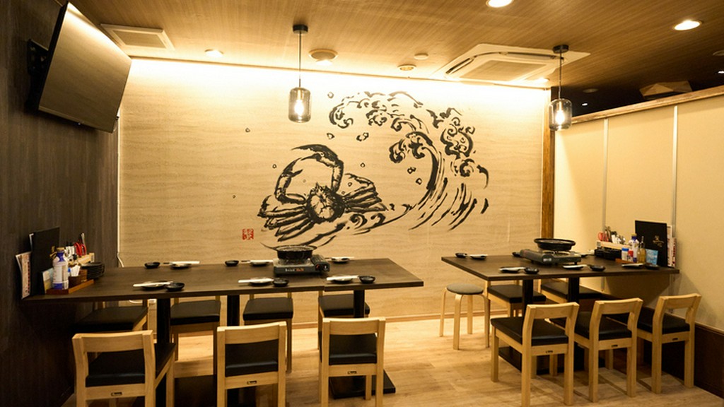 品川駅すぐ。上質な和の空間で、とろける蟹と旬海鮮、銘酒に酔う