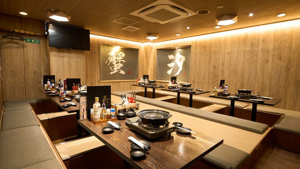 優しく灯る間接照明。各種宴会や飲み会に最適の個室空間